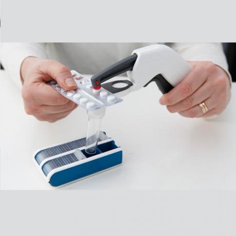 Pill Popper Gun over Pivotell Dossette Box - 800.jpg